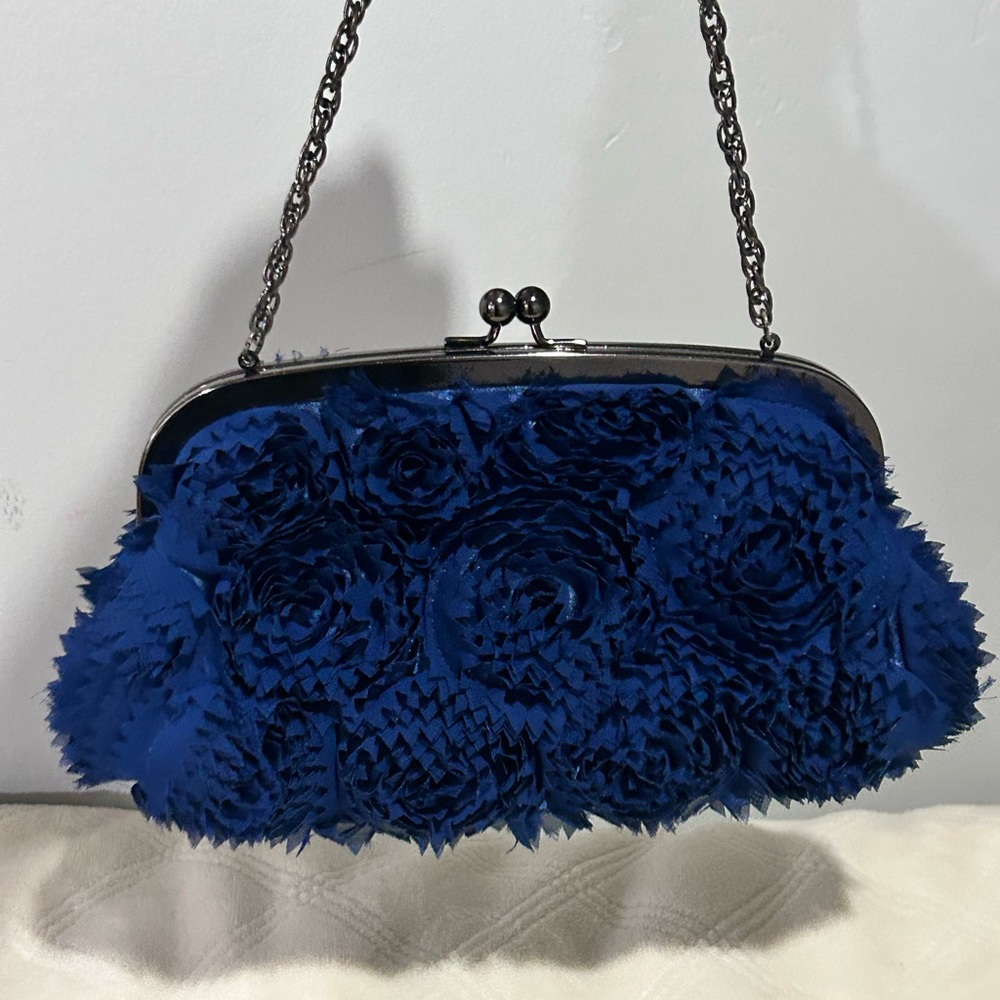 Blue Roses Dominique Clutch by Inge Christopher - Picture 4 of 10